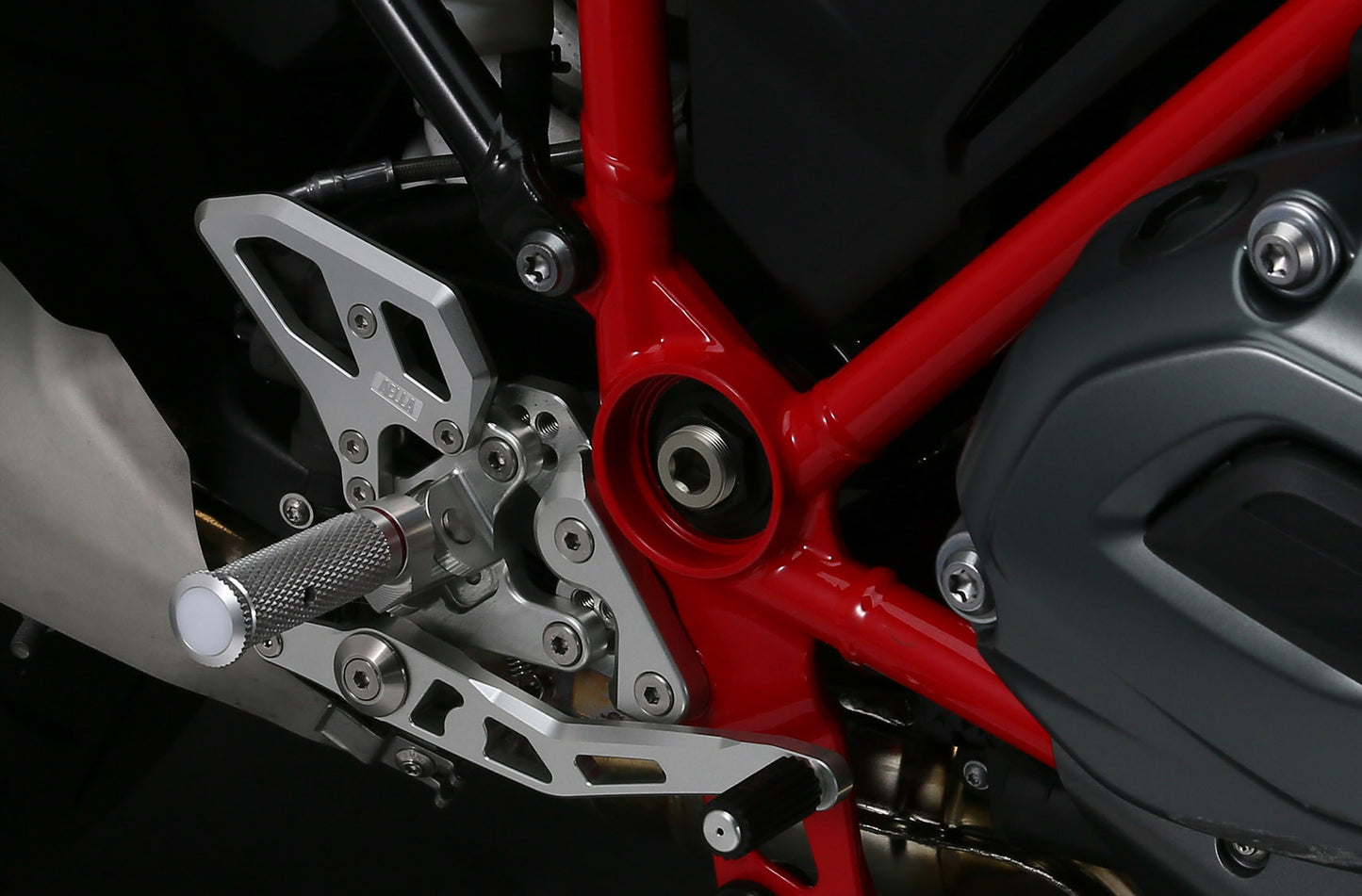 AELLA Racing Footpegs for the BMW R1200R / R1200RS