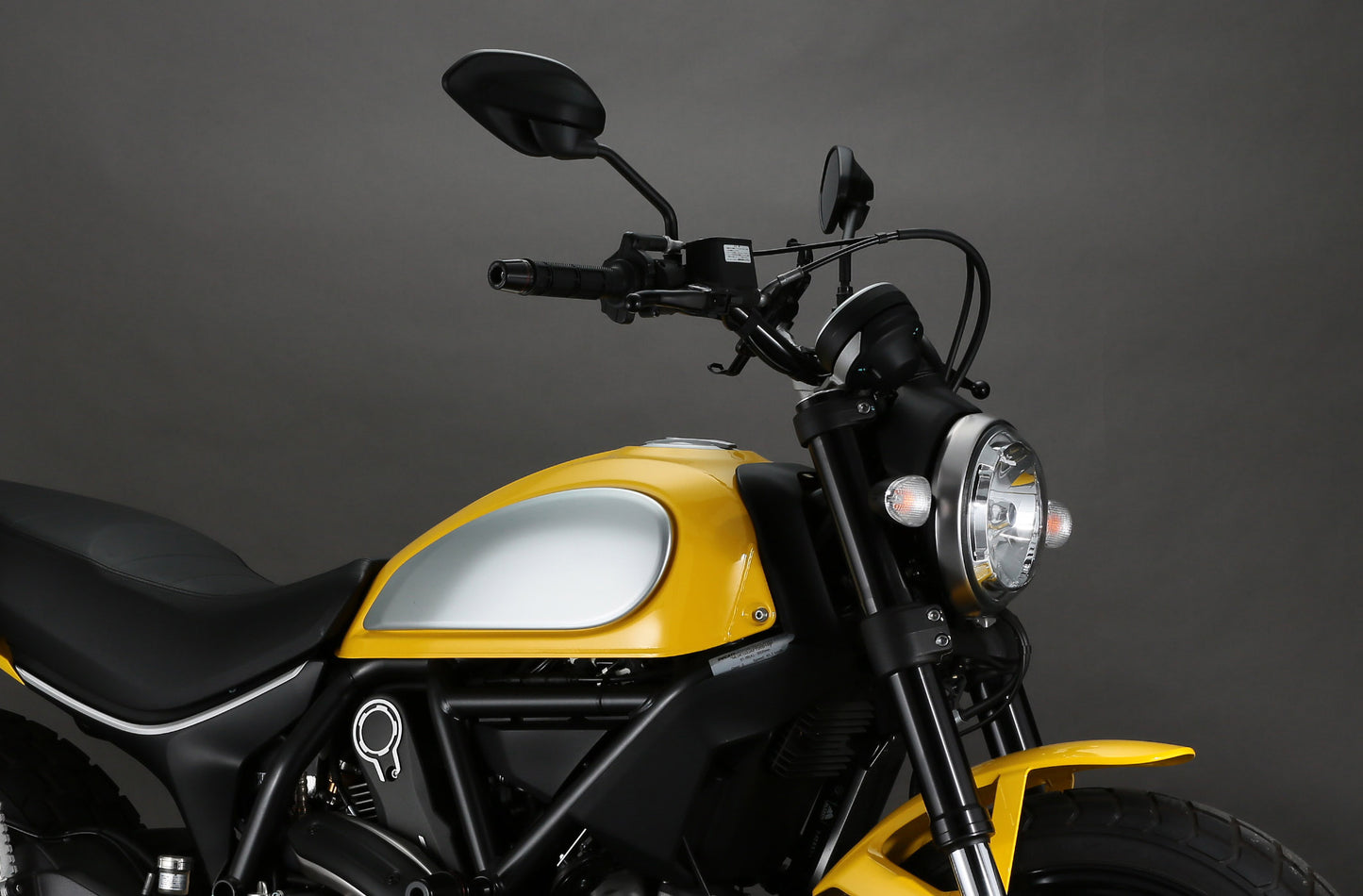 AELLA High Handlebars for the Ducati Scrambler Sixty2 / 800 (15-18) -Grip Heater