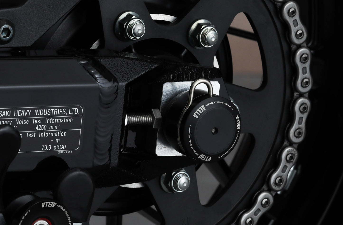 AELLA Rear Axle Nut Cover for Kawasaki Z900 / Z900RS / Cafe