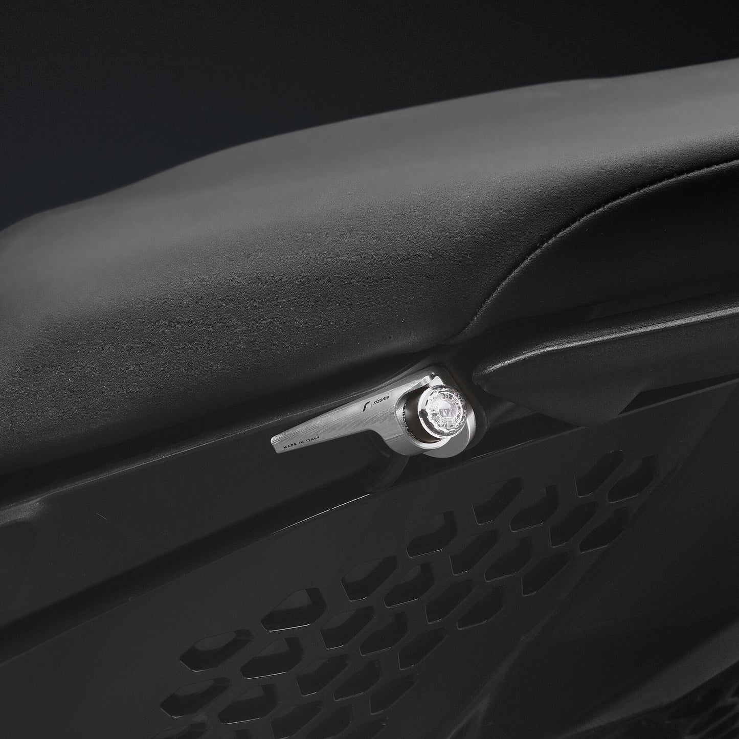 Rizoma "LIGHT UNIT" Rear Turn Signal Indicators for Ducati Diavel V4